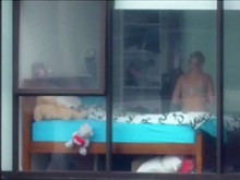 La deliciosa vecina se cambia de ropa en su dormitorio
