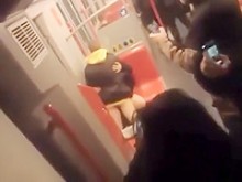 Pareja joven filmada follando en el tren (18+)