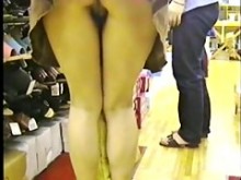 Upskirt (falso) en zapatería