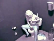 chica atrapada masturbándose en el baño