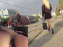 Bragas sexys de la chica caliente en el vídeo de falda libre