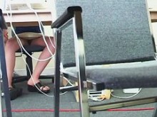 estudiante mayor de 18 años mujer coño desnudo en una biblioteca sala de computadoras video espía