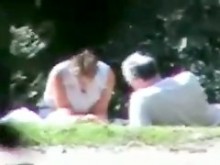 Esposa en parque publico compartiendo