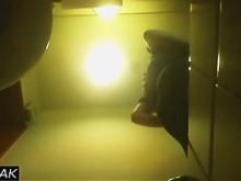 Chica con culo caliente está orinando en escenas reales de amature