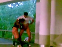 Puta callejera masturbación con la mano en público