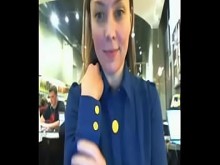 Chica webcam parpadeando en público