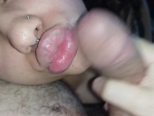 Papá se corrió en mis labios, se sacudió en la cara hasta que se corrió justo en mis labios grandes????????????????????????????????‍????????????