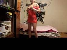 DATEZONE - Rubia sexy con vestido rojo ajustado se masturba el coño