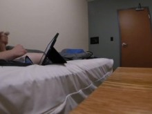 Masturbándose en la habitación de literas de la estación de bomberos