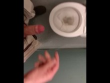 Arriesgado, masturbándose y corriéndose en un baño público a mitad del día