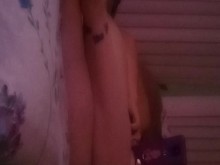 Amo sus pies con un mini vestido de noche rojo