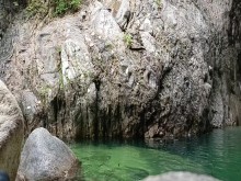 Dos días nadando y saltando desnudo en la cascada.