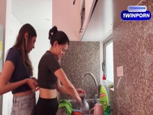 Soy la amante del marido de mi amiga, así que la consuelo con sexo lésbico.