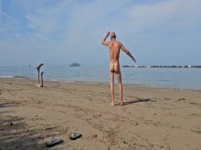 Follada por una polla enorme en una playa nudista italiana. Parte 2.