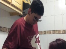 hermanastra se deja pillar en la cocina de mi casa.