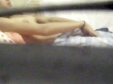 Adolescente a través de la ventana se masturba en la cama (18+)
