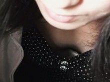 Asiática madura muestra sus pequeñas tetas en esta foto espía de escote