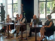 Pies sinceros de Shoeplay colgando pisos durante la reunión