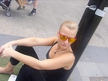 Bonita vista de las tetas de la rubia sexy