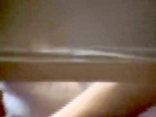 Vi fácilmente a chicas upskirting panty (falso) debajo de la mesa B07B