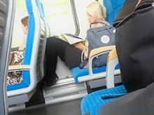 Amigo masturbándose y mostrando su polla en el tren