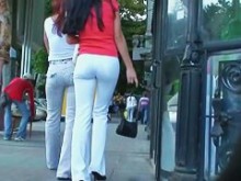 Dos señoras con culos sexys paseando por la calle
