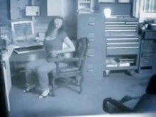 Espié a mi hermanastra mientras se masturbaba