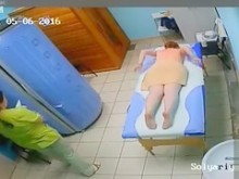 Señora de tetas pequeñas se desnuda antes de un masaje