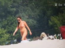 Chica tetona pillada por sorpresa en una playa nudista