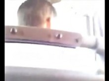 Señorita, deja de mirar y ayúdame con mi pene. ¡Claro!