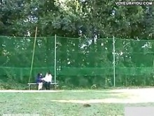 Sexo a la luz del día en el banco