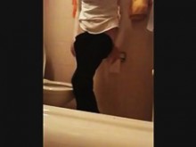 El baño dispara a una linda nena en la taza del inodoro