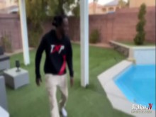 Mientras trabajaba desde casa, LovelyLanalee pilló al marido de su vecino, MrBlvckRose, siendo un pervertido que miraba furtivamente en su patio trasero y...