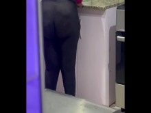 Video casero con cámara oculta de ama de llaves espiando el culo gordo de BBW