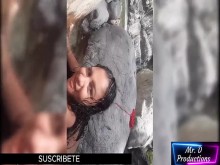 Hermanastra follada por su hermanastro tatuado durante una salida familiar, se deja follar al aire libre junto al río sin miedo a que la pillen los curiosos o su familia follando en público