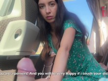 Loco saca su polla en un autobús público, pero la chica no pierde la cabeza y lo ayuda a correrse