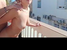 Mamada en público y sexo en el balcón. 100% atrapado