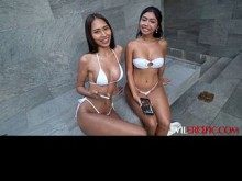 Conocí a dos influencers asiáticas calientes junto a la piscina... Se convirtió en un trío POV - EVIL EROTIC