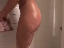 Tomando una ducha después de drogarse y recibir un creampie