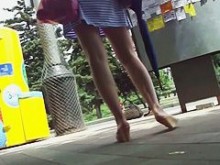 Upskirt arrastrado por el viento (falso) con un par de piernas perfectas y un lindo culo