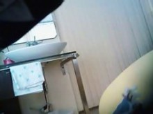 Compañera de cuarto sexy comprobando su cuerpo desnudo en el espejo