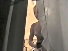 Chica bronceada usa lencería en un clip de ventana