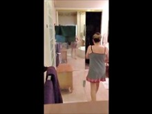 Esposa real desnudándose para la ducha