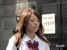 Sharking shuri encuentra a una universitaria muy caliente yendo a casa