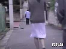 La atenta enfermera oriental se sorprende mucho cuando un tipo tiburón le levanta el uniforme