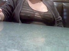 Esposa exhibicionista en top transparente