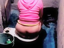 Mujer pillada orinando en un baño viejo y sucio