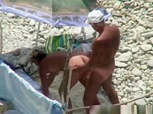 Viejo se mete los dedos y se folla a su esposa madura