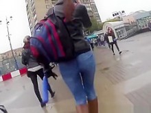 Chica con pantalones vaqueros ajustados culo sincero