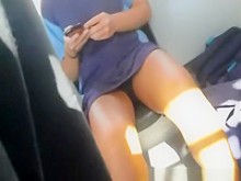 Chica con piernas sexys enviando mensajes de texto en el autobús